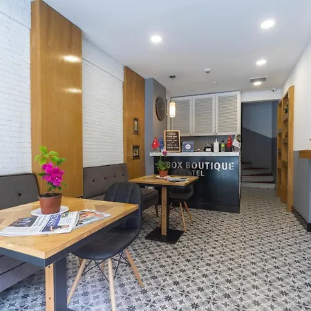 Box Hotel 2*